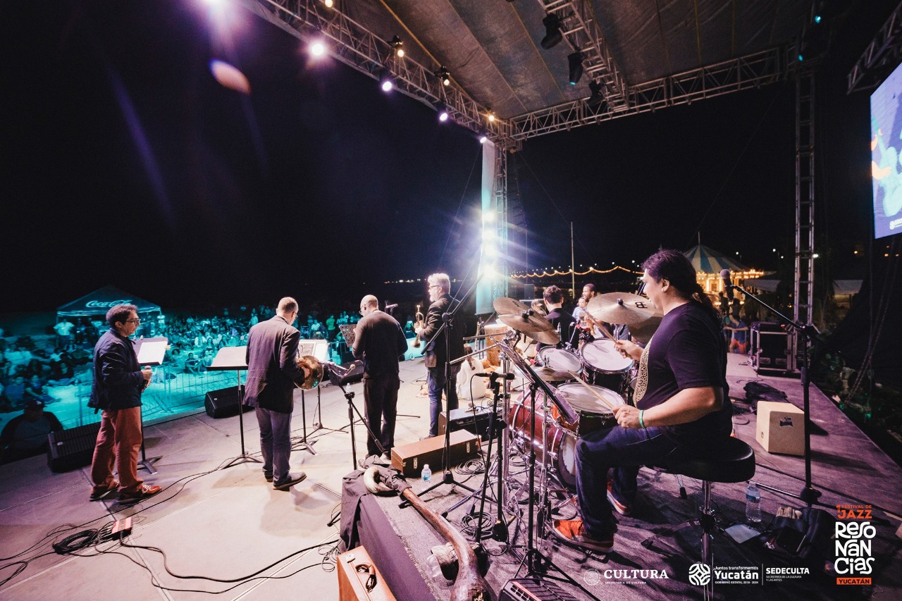 Esencia Mestiza ensemble performing live